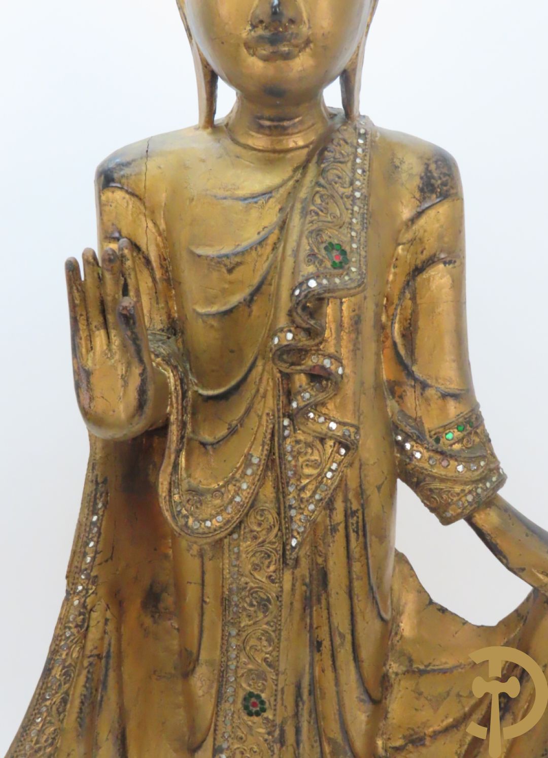 Grote staande vergulde houtgesculpteerde boedha +vergulde  zittende houten boedha met edelsteentjes