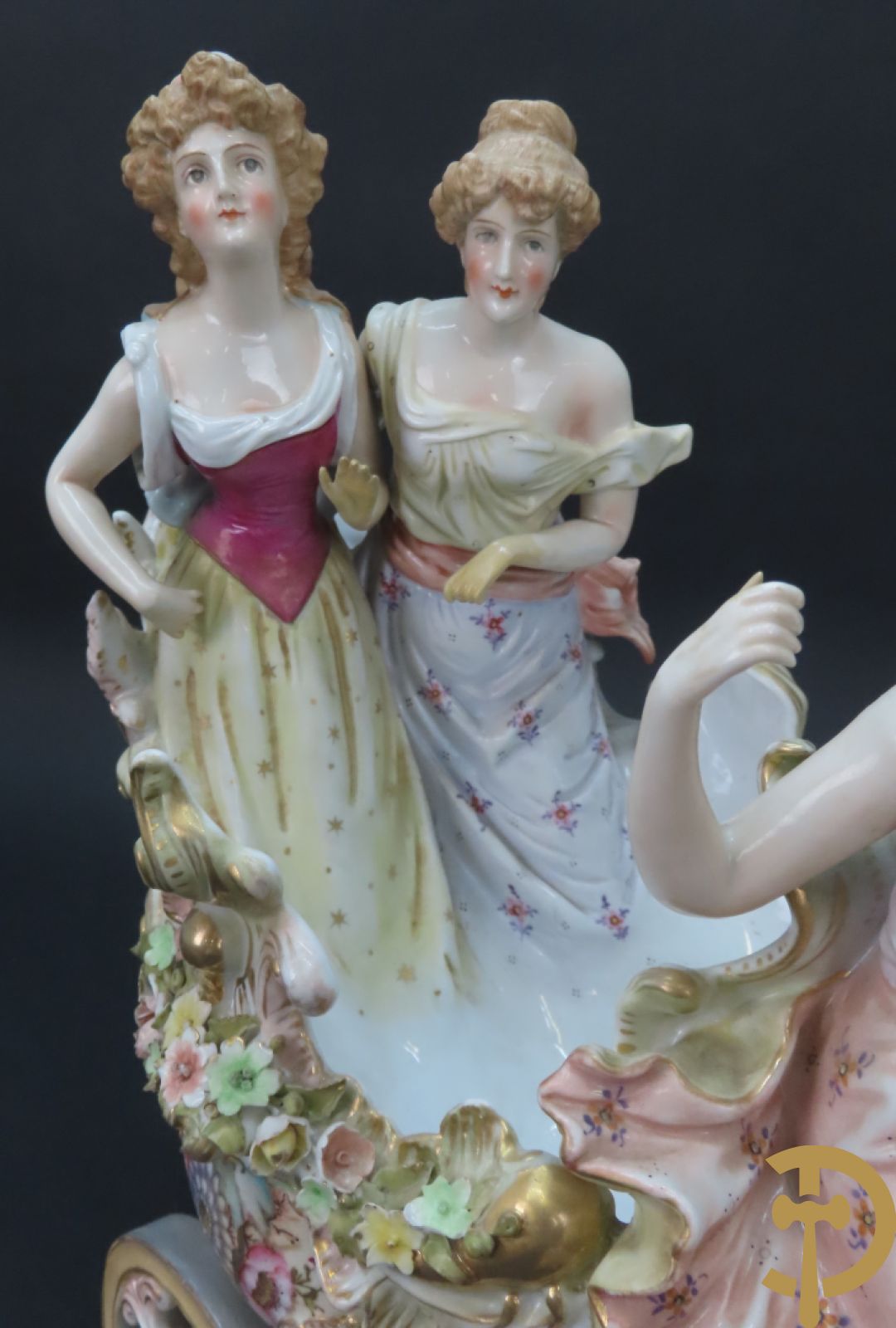 Meerkleurige porseleinen sierwagen slede met 3 dames voortgetrokken door 3 honden, onderaan gemerkt