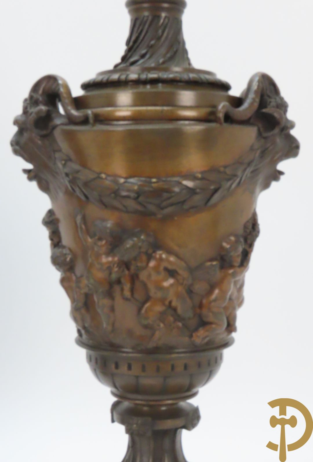 Paar bronzen cassolettes omgeven door dansende cupido