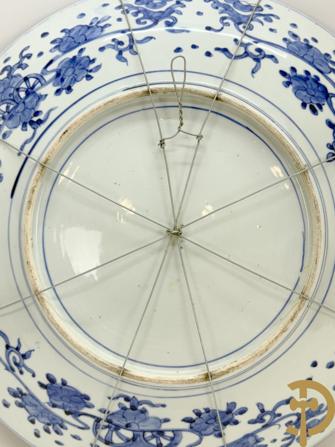 Grote Japanse Imari schotel met decor van draken, vissen en bloemen