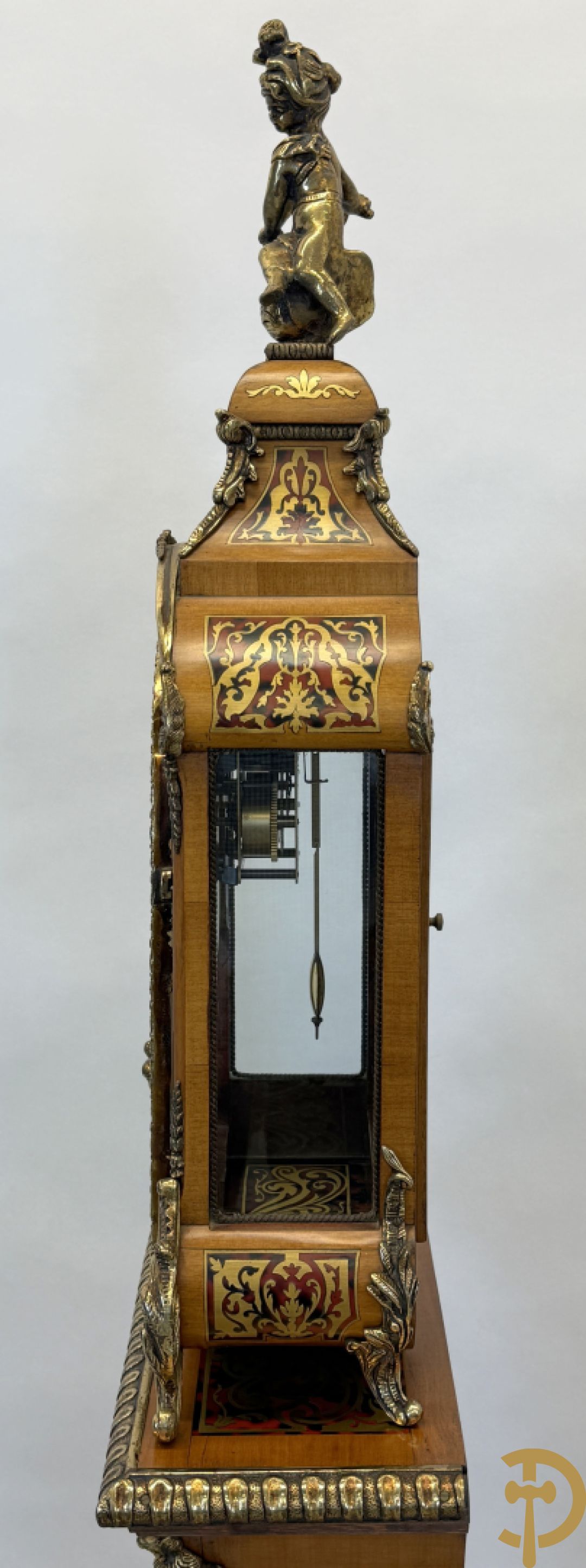 Italiaanse notelaren kartel met marqueterie en bronsbeslag, bovenaan bekroond met cupido - met bihhorende gemarqueteerde console met inleg van koper en schildpadimitatie, decor van amfoor en bronzen medusahoofd