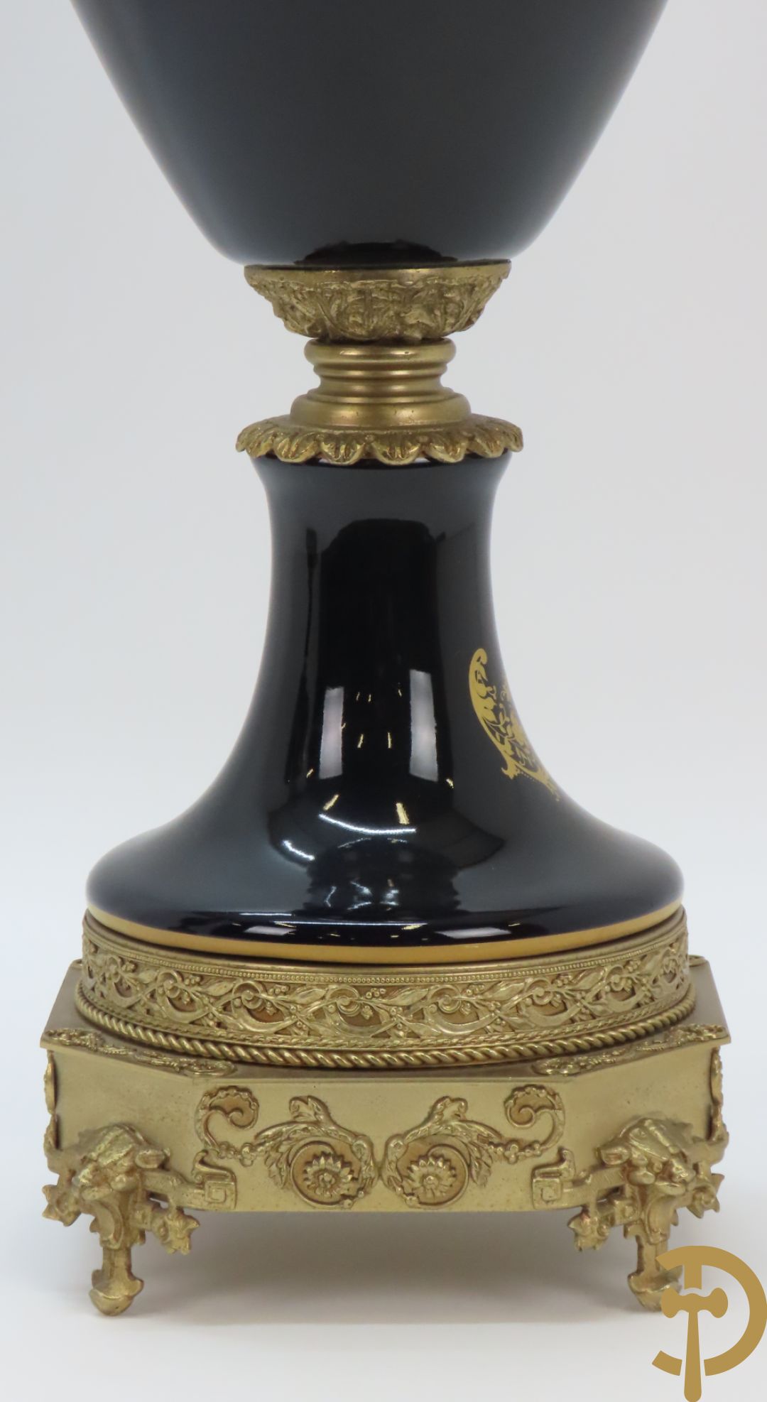 Paar Sèvres stijlvazen met geanimeerd romantisch decor, zijdelings bezet met bronzen medusahoofden, Rouly getekend