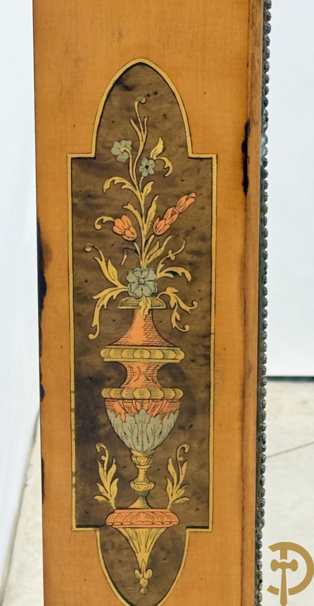 Italiaanse notelaren kartel met marqueterie en bronsbeslag, bovenaan bekroond met cupido - met bihhorende gemarqueteerde console met inleg van koper en schildpadimitatie, decor van amfoor en bronzen medusahoofd