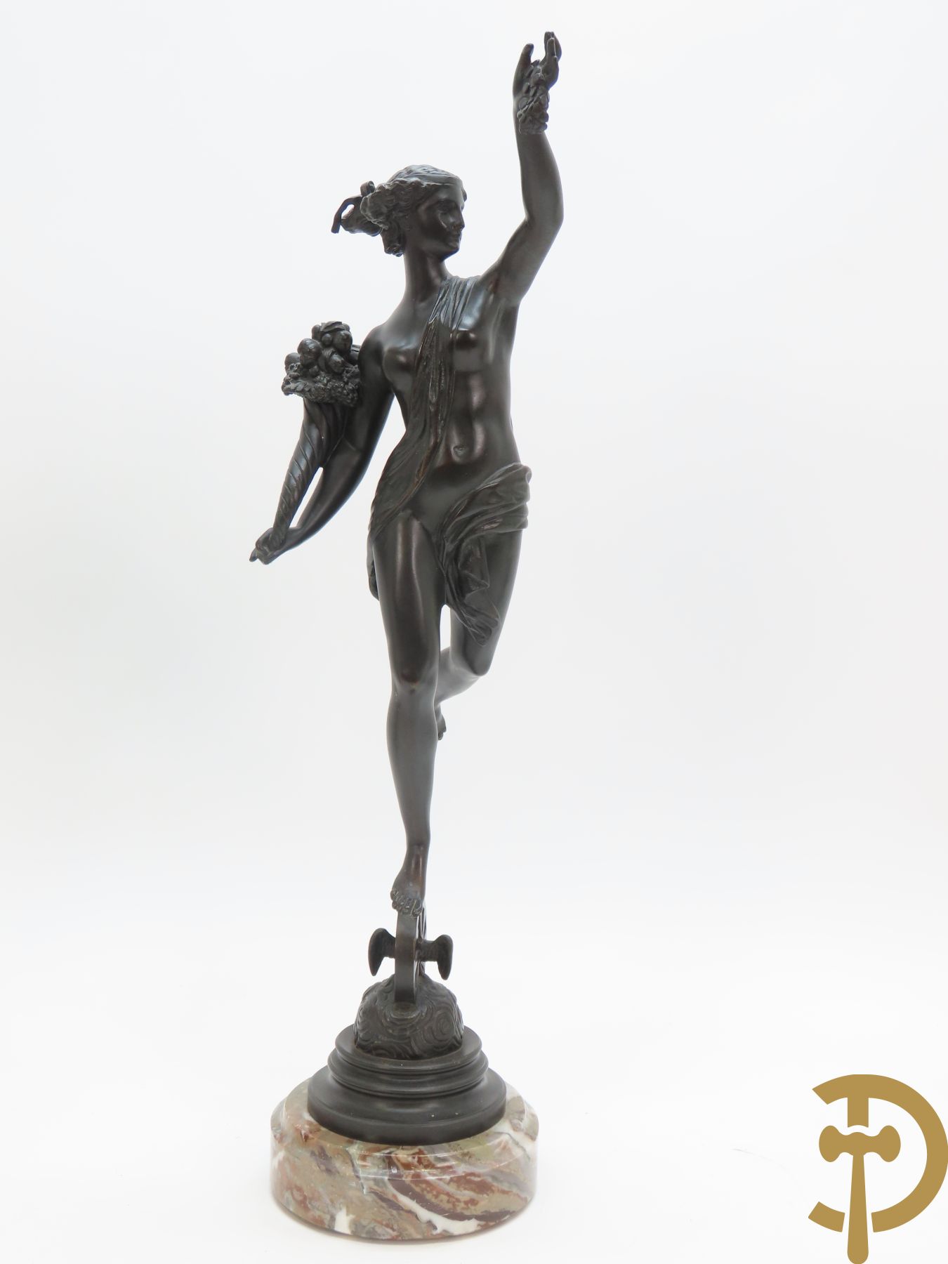 FULCONIS get. 'Staande dame met hoorn des overvloeds en gedrapeerd kleed' bronzen beeld op marmeren sokkel