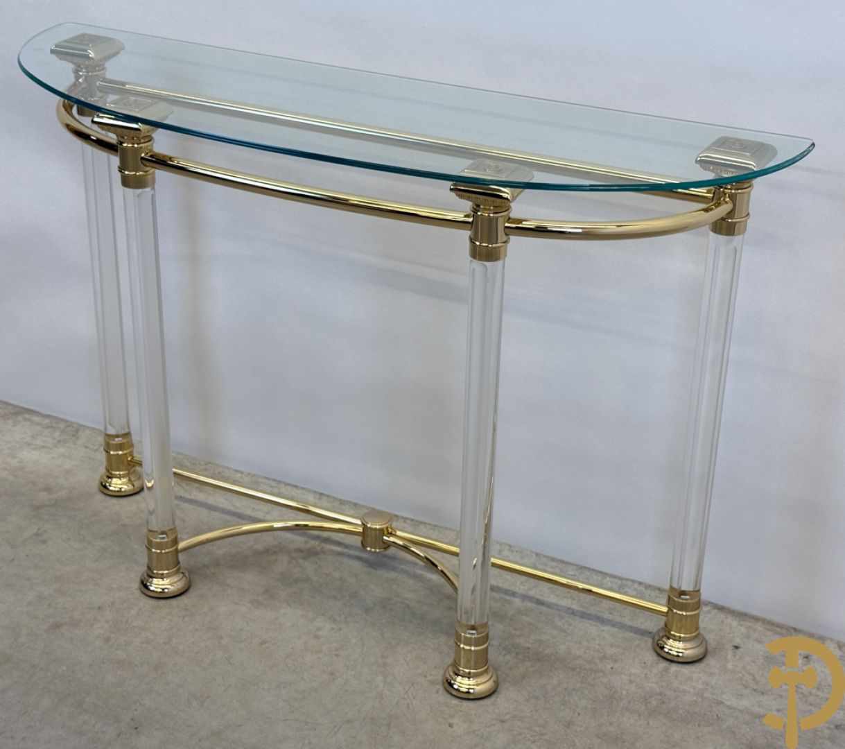 Moderne console met koperen frame op 4 helder plexi poten