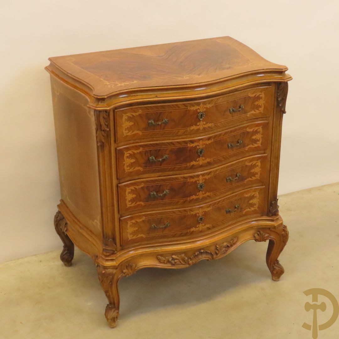 Notelaren vierladen commode met accanthusranken op voluutvormige poten