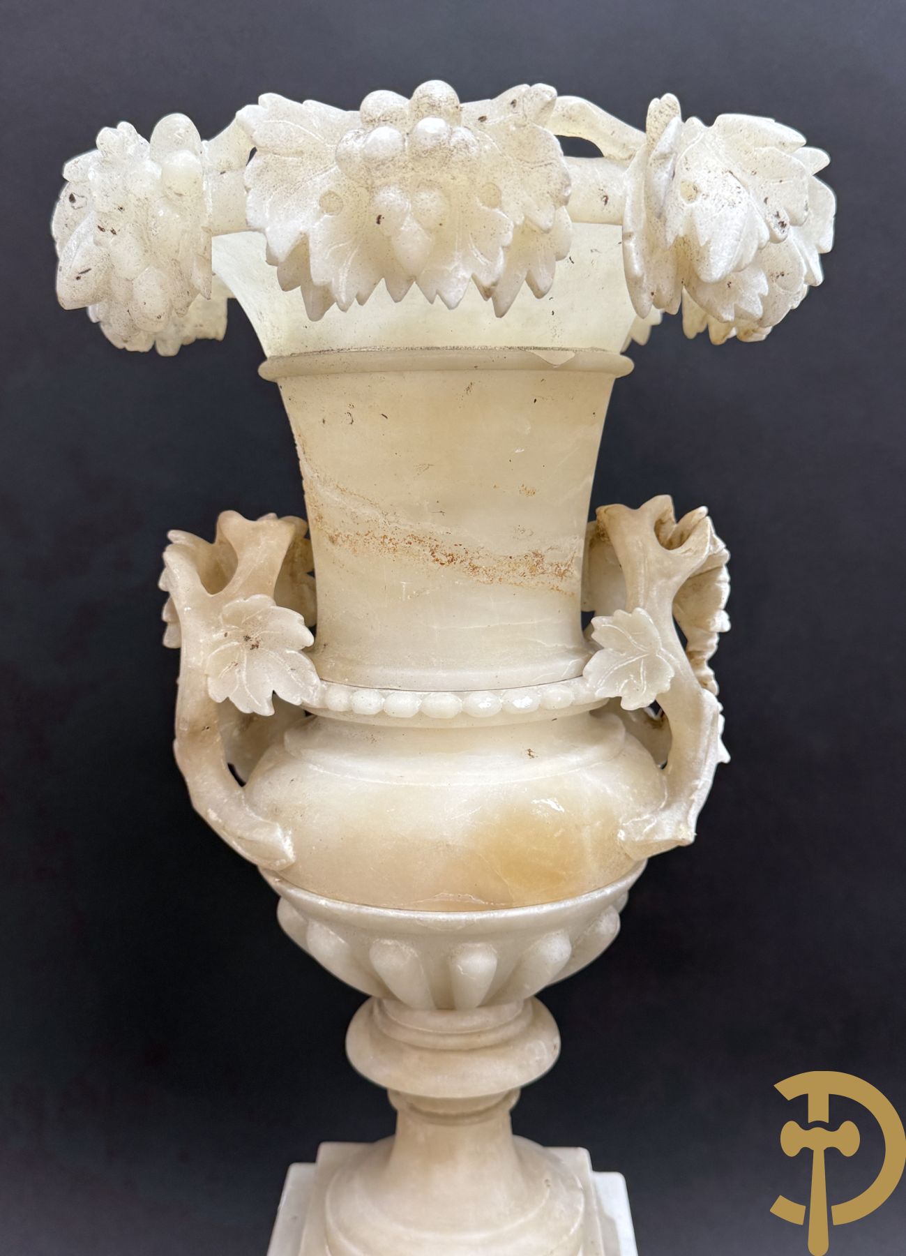 Paar handgesculpteerde albasten vazen met bloemen- en accanthusranken