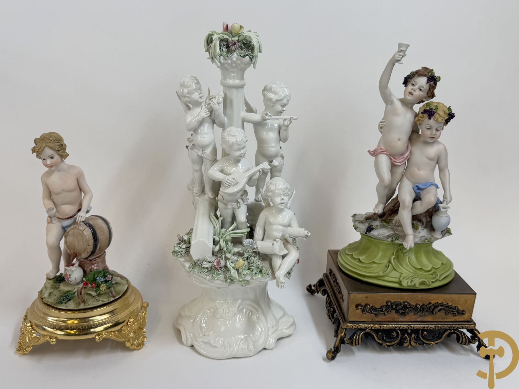 Vier Spaanse gekleurde biscuits met kinderen, Zaphir gemerkt + Italiaanse biscuits met cupido