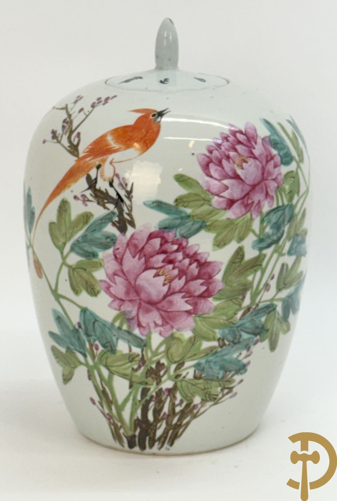 Drie Chinese porseleinen dekselpotiches met vogel- en bloemendecor