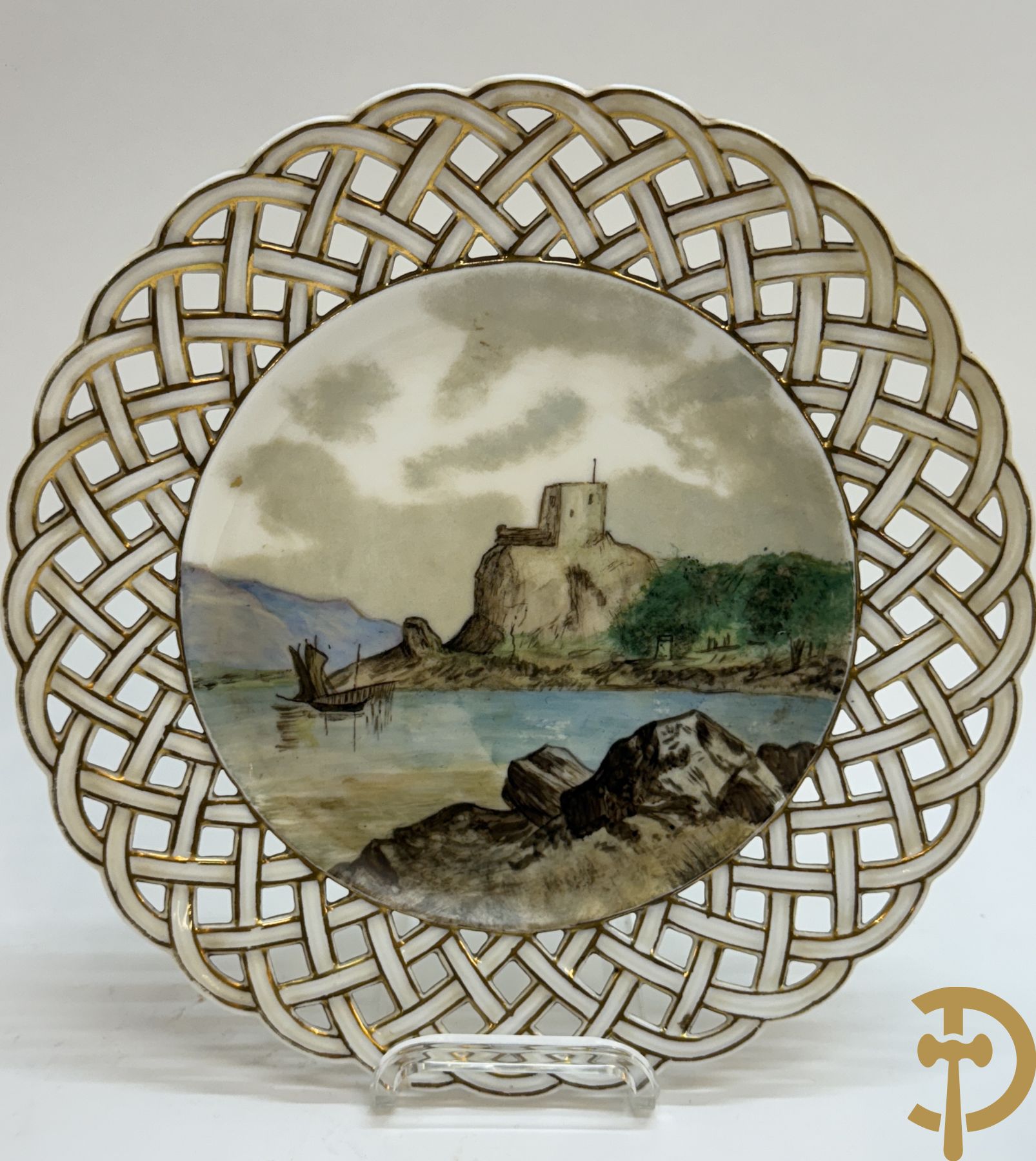 Acht handbeschilderde geajoureerde porseleinen borden met landschapsdecor, onderaan gemerkt