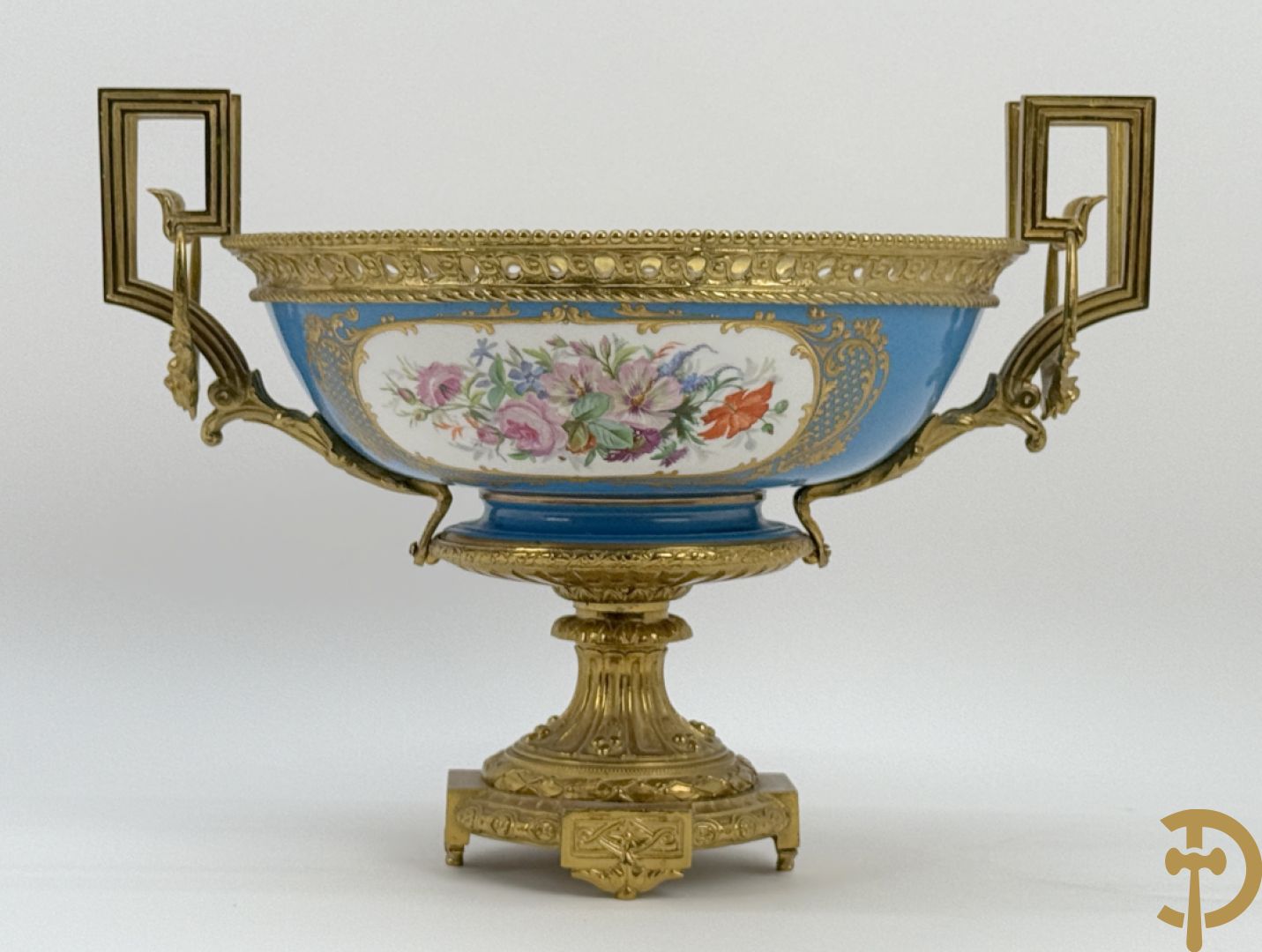 Porseleinen coupe met centraal tafereel en omringd met bloemendecor, gevat in bronzen houder