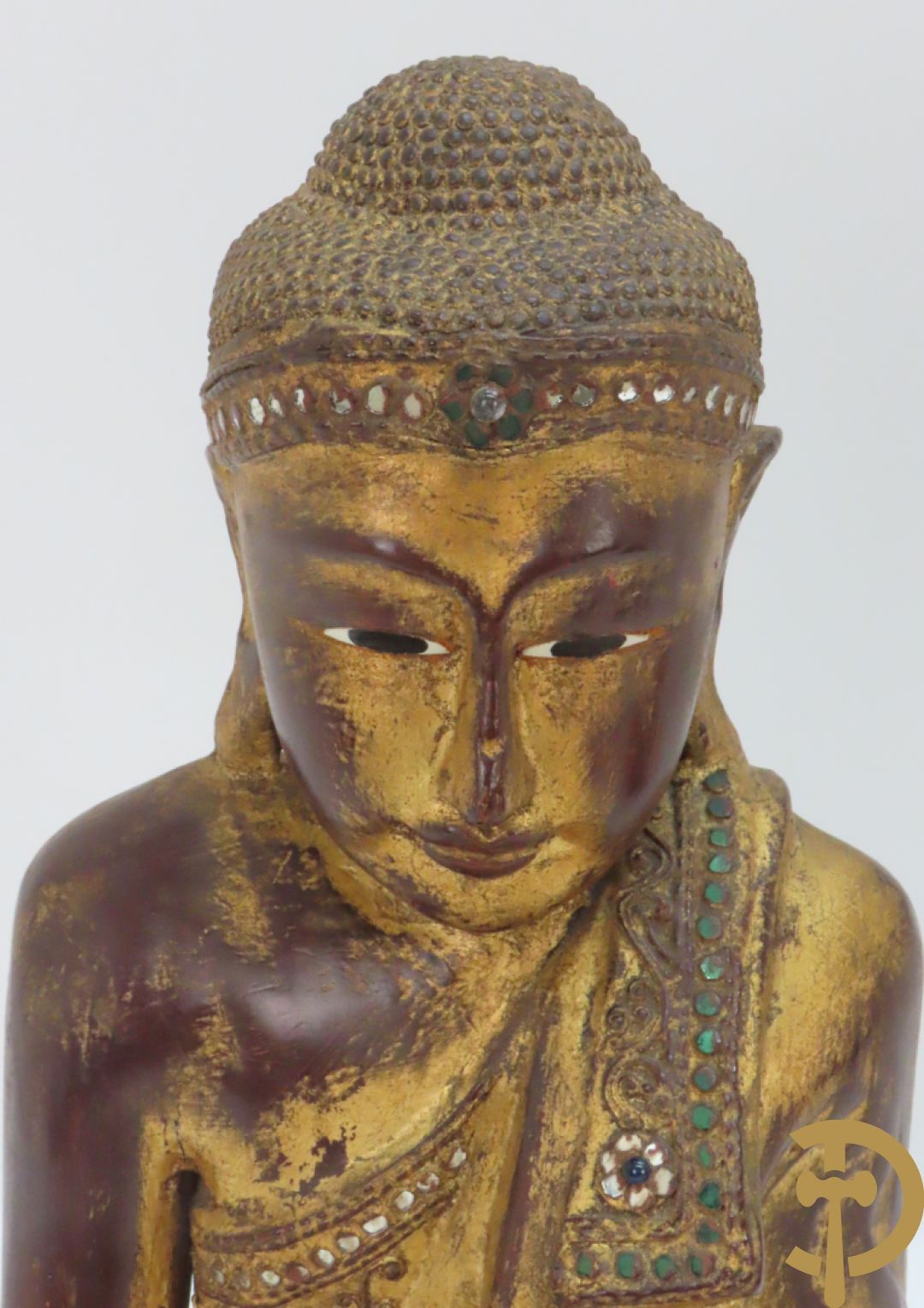Grote staande vergulde houtgesculpteerde boedha +vergulde  zittende houten boedha met edelsteentjes