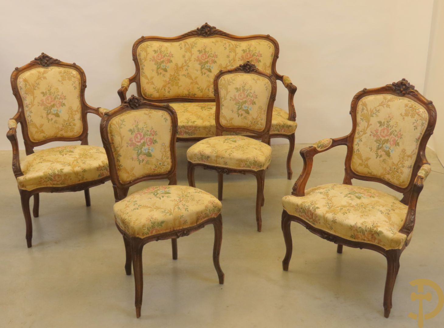 Vijfdelig Louis XV salonensemble in beuk bestaande uit tweezit, 2 armzetels en 2 stoelen