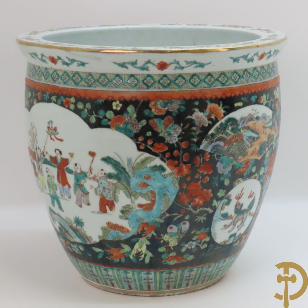 Chinese porseleinen cachepot met geanimeerd decor op zwarte fond met bloemen