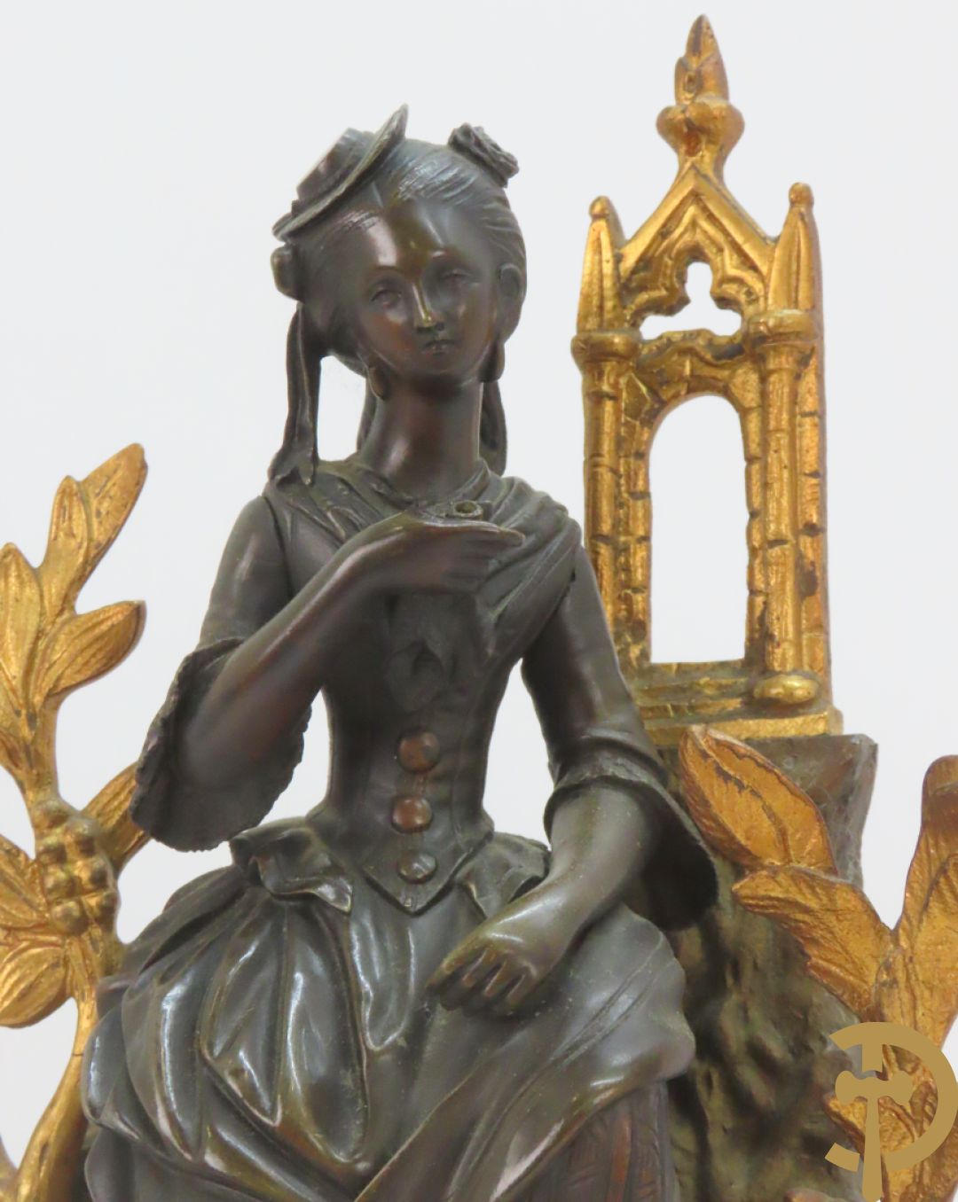 Bronzen pendule bezet met elegante dame en onderaan met basrelief en rocailles