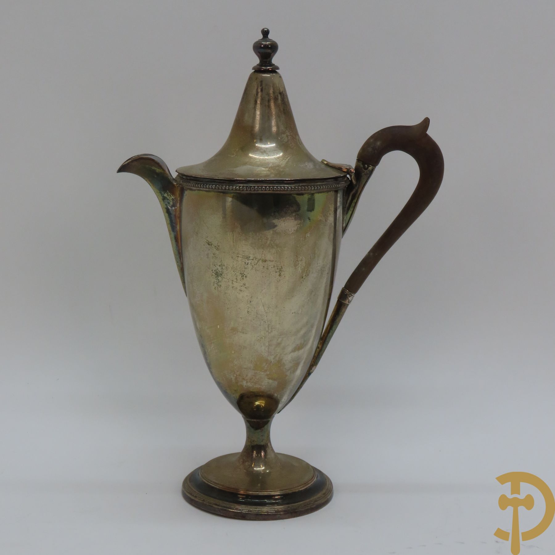 Verzilverd koffiestel MFD & Plated by Reed & Barton 2046 bestaande uit koffiekan, melkkan en suikerpot met ovale medaillons + verzilverde coupe met eekhoorn en rocaille + verzilverde coupe met glas + Verzilverde schenkkan met houten handvat