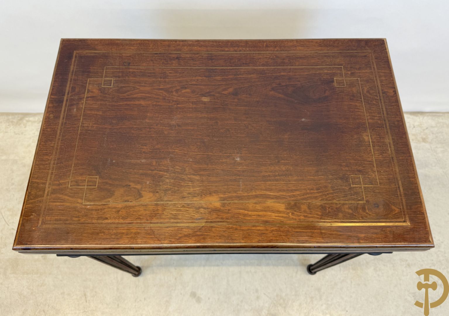 Openklapbare speeltafel en ingewerkt schrijfbureau met koperinlegwerk