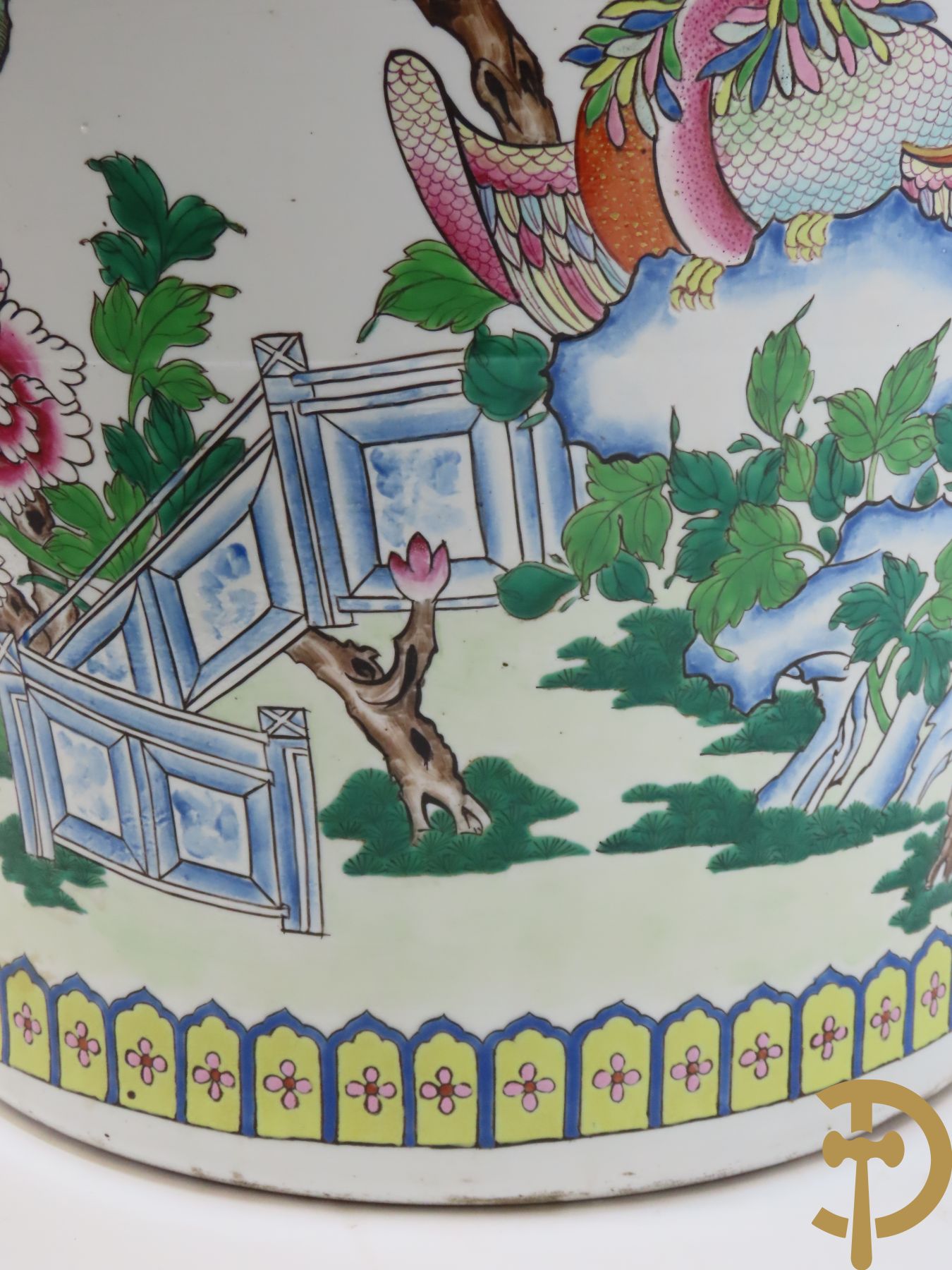 Grote Chinese porseleinen dekselpotiche met fenixvogels, pioenrozen en accanthusranken - met bijhorende sokkel