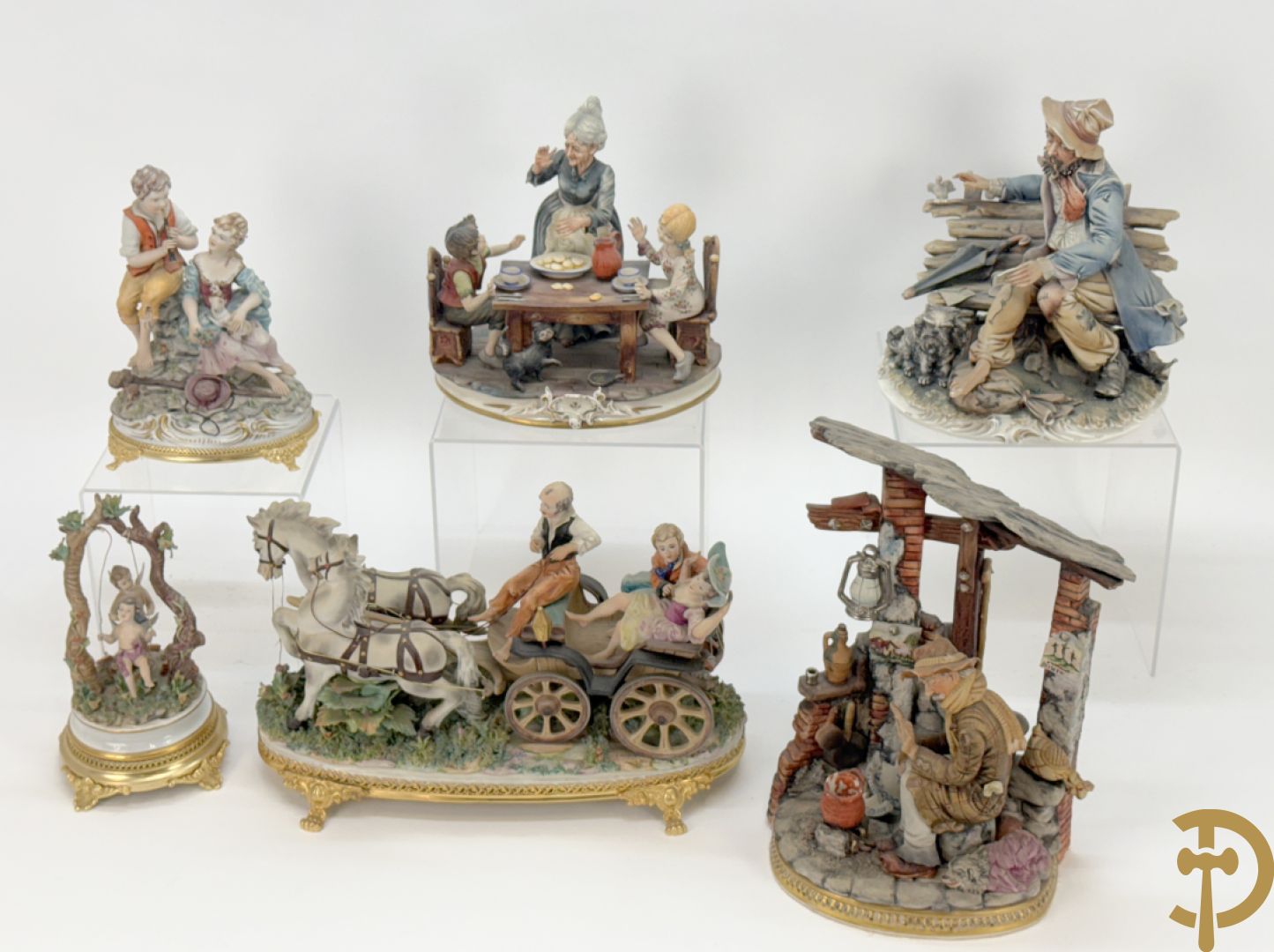 Zes porseleinen groepen Capo di Monte : Paarden met koets, oude man op bank, dame met kinderen, cupido