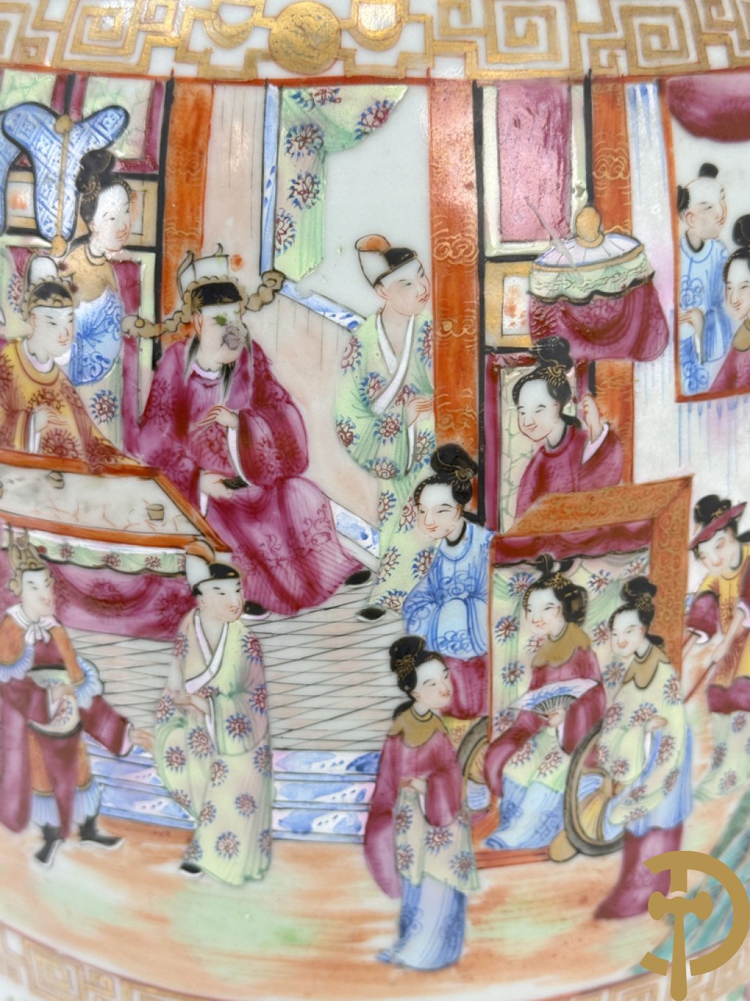 Chinese porseleinen Kanton vaas met geanimeerde hoftaferelen, natuurmotieven, fauna en floradecor