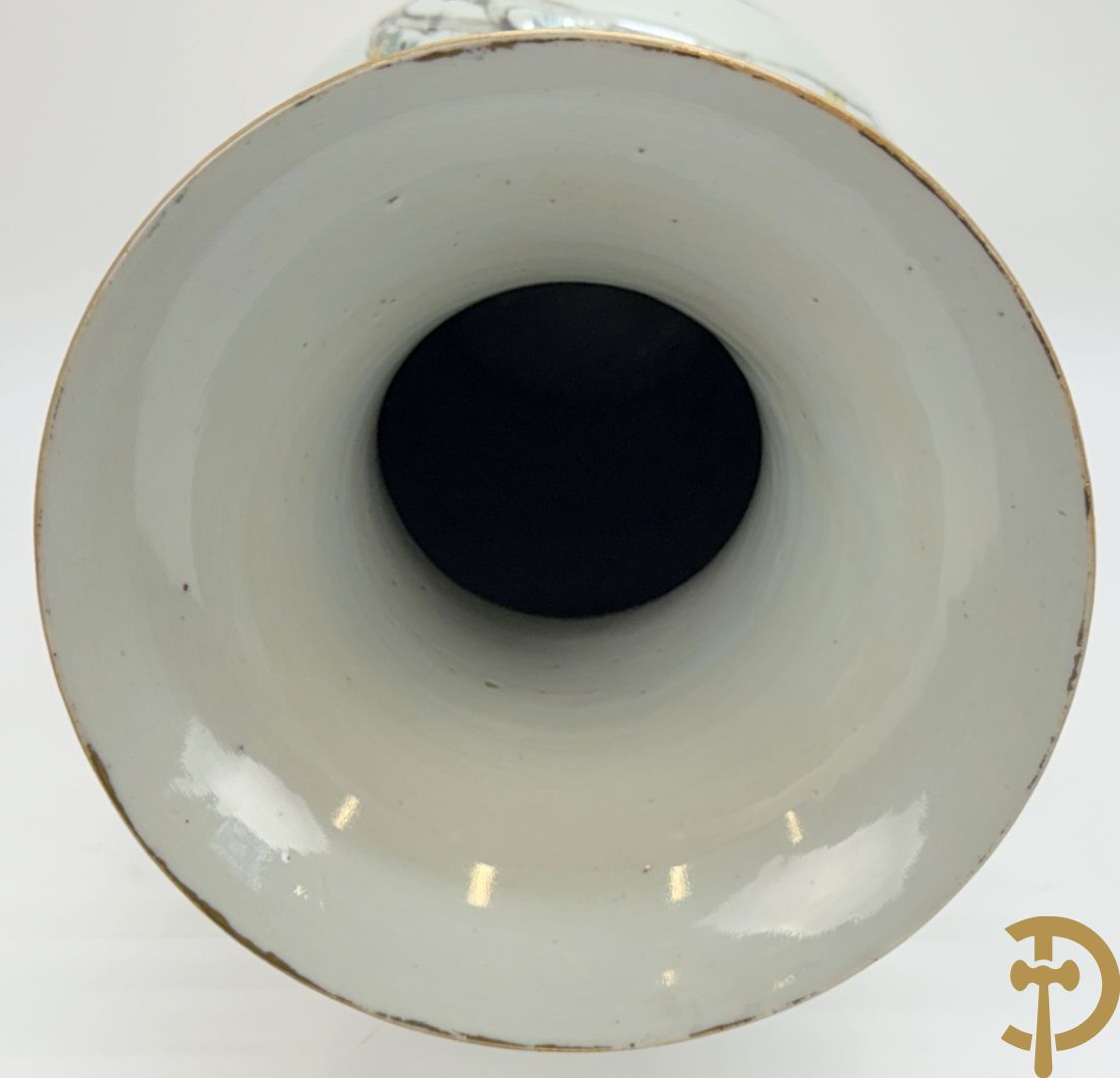 Chinese porseleinen vaas met decor van wijsgeer omgeven door kinderen