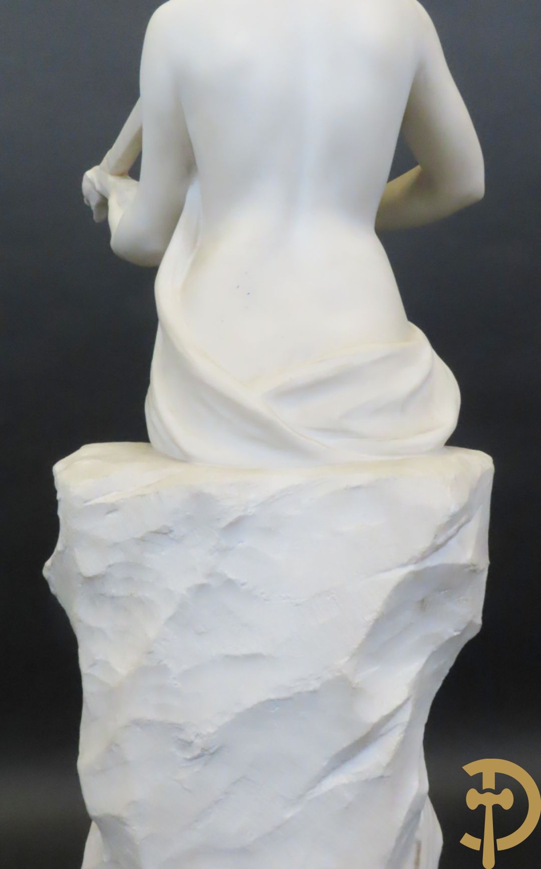 Prof. Fagioli Firenze getekend : Witte marmersculptuur van zittende dame met ontblote boezem met muziekinstrument