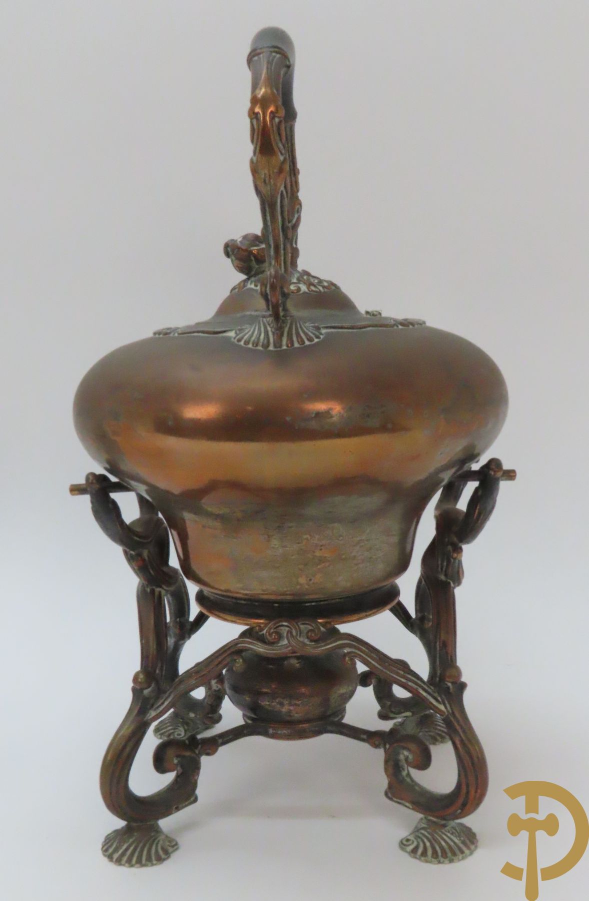 Twee decanteurs + olie- en azijnstel + 2 schenkkannen + twee-orig dekselpotje