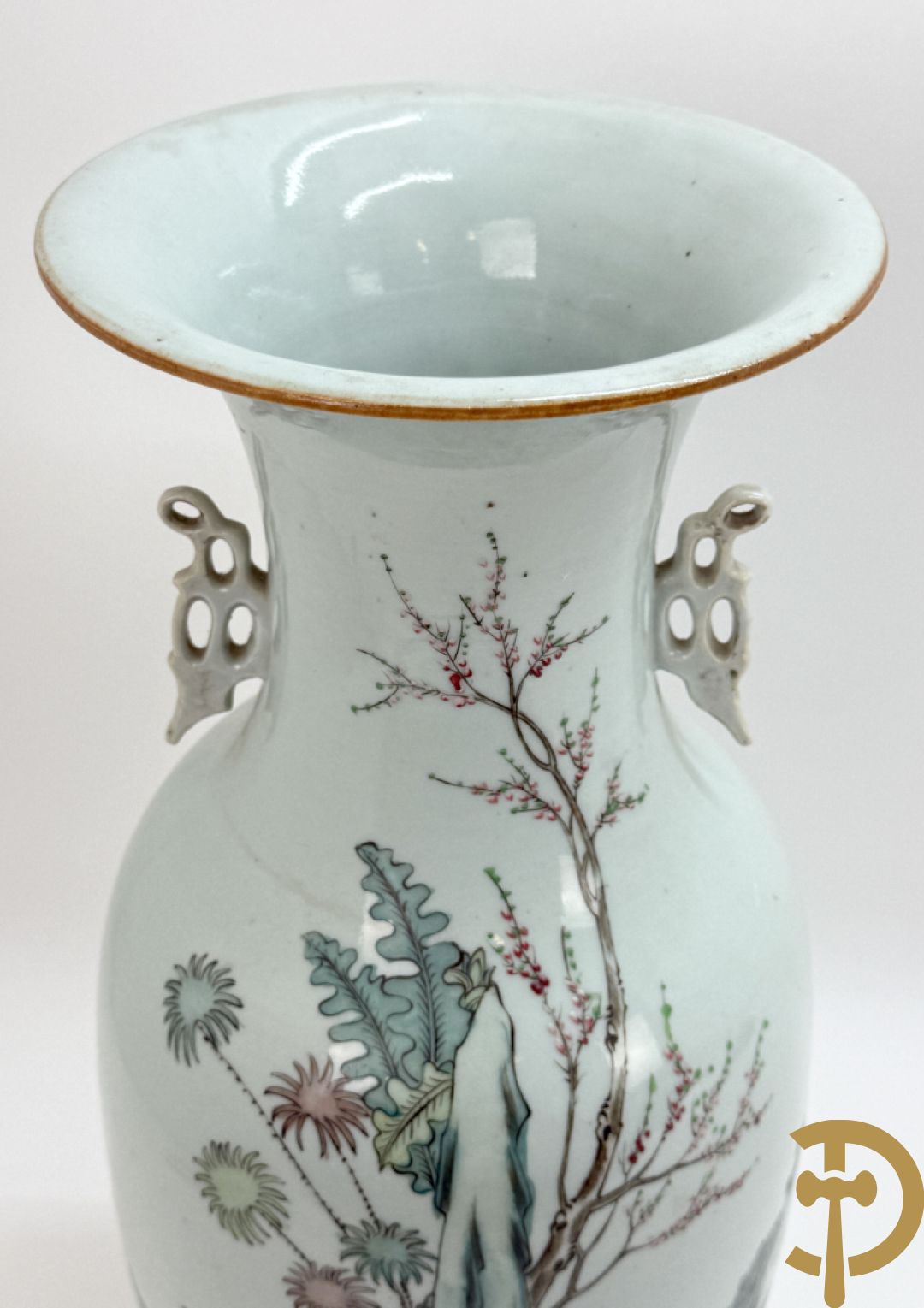 Chinese porseleinen vaas met decor van dames in landschap