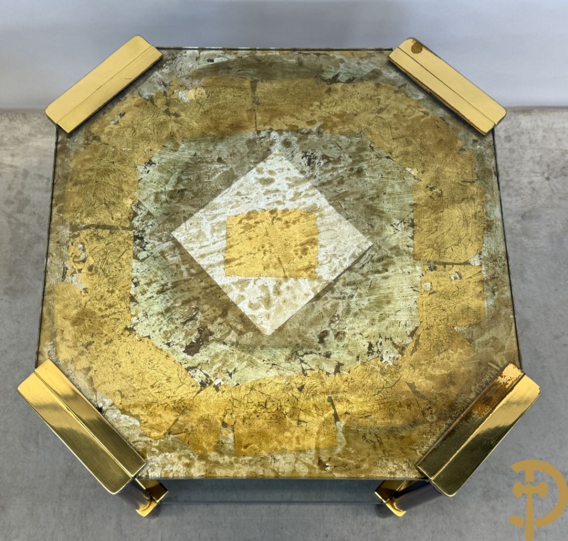 Vintage salontafel met geslepen glazen blad met bladgoud bewerkt op koperen voeten, Meersman Lucas getekend + 2 sidetables met geslepen glazen blad met bladgoud bewerkt op koperen voet, Meersman Lucas getekend + bijhorende lampadaire
