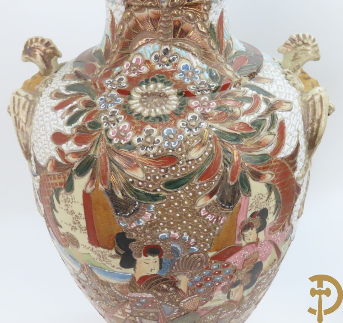 Paar Japanse Satsumat vazen met kijgerdecor en geanimeerde scènes, zijdelings met vogels bezet