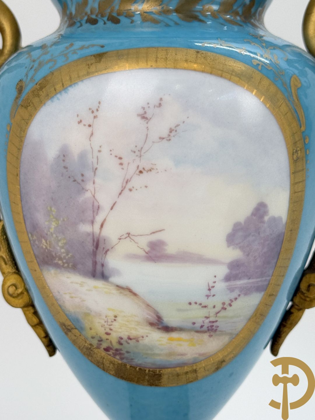 Paar Sèvres cassolettes met handbeschilderd romantisch decor van dame met cupido en landschapsdecor - met vergulde bronzen vierarmige kandelaar, Feccotte V. getekend