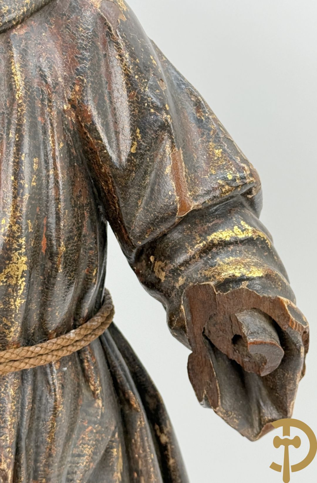 Gepolychromeerde houtsculptuur van Sint Antonius steunend met linkervoet op wereldbol