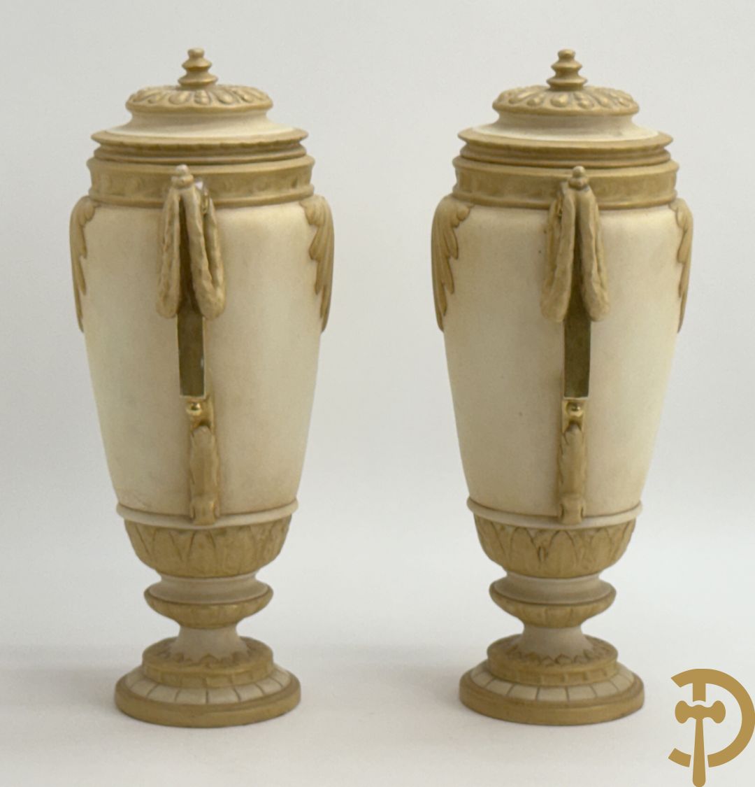 Paar Royal Dux vazen met guirlandes, Louis XVI stijl , nummer 5447