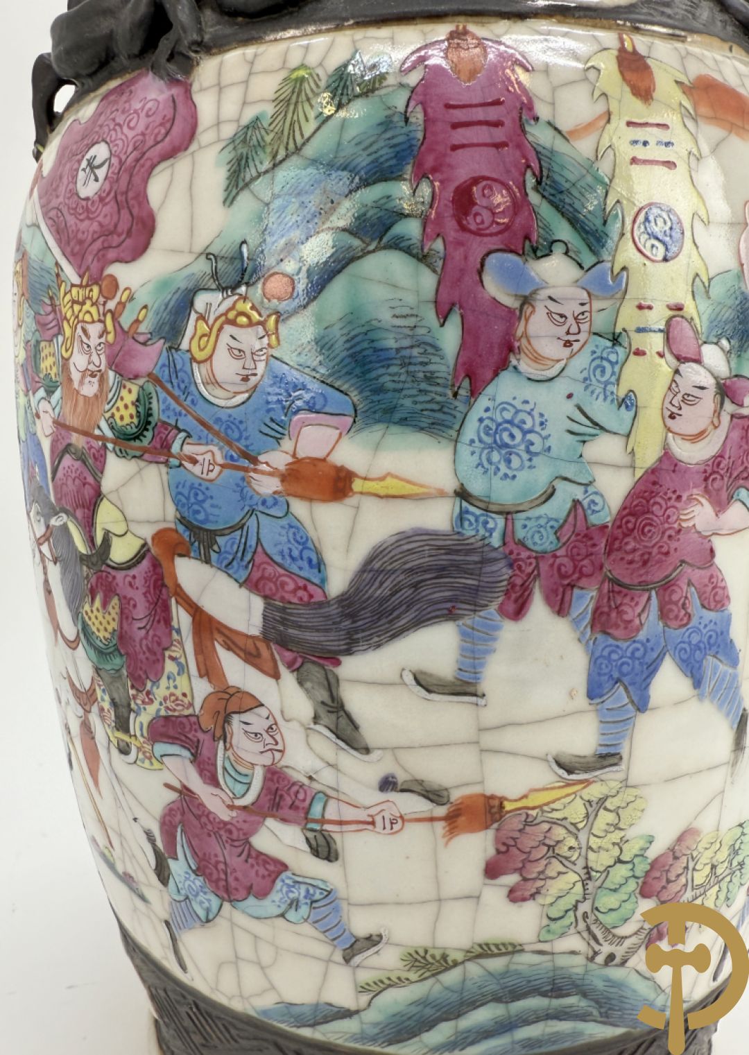 Paar Nankin vazen met dansende figuren en krijgertaferelen op houten sokkels