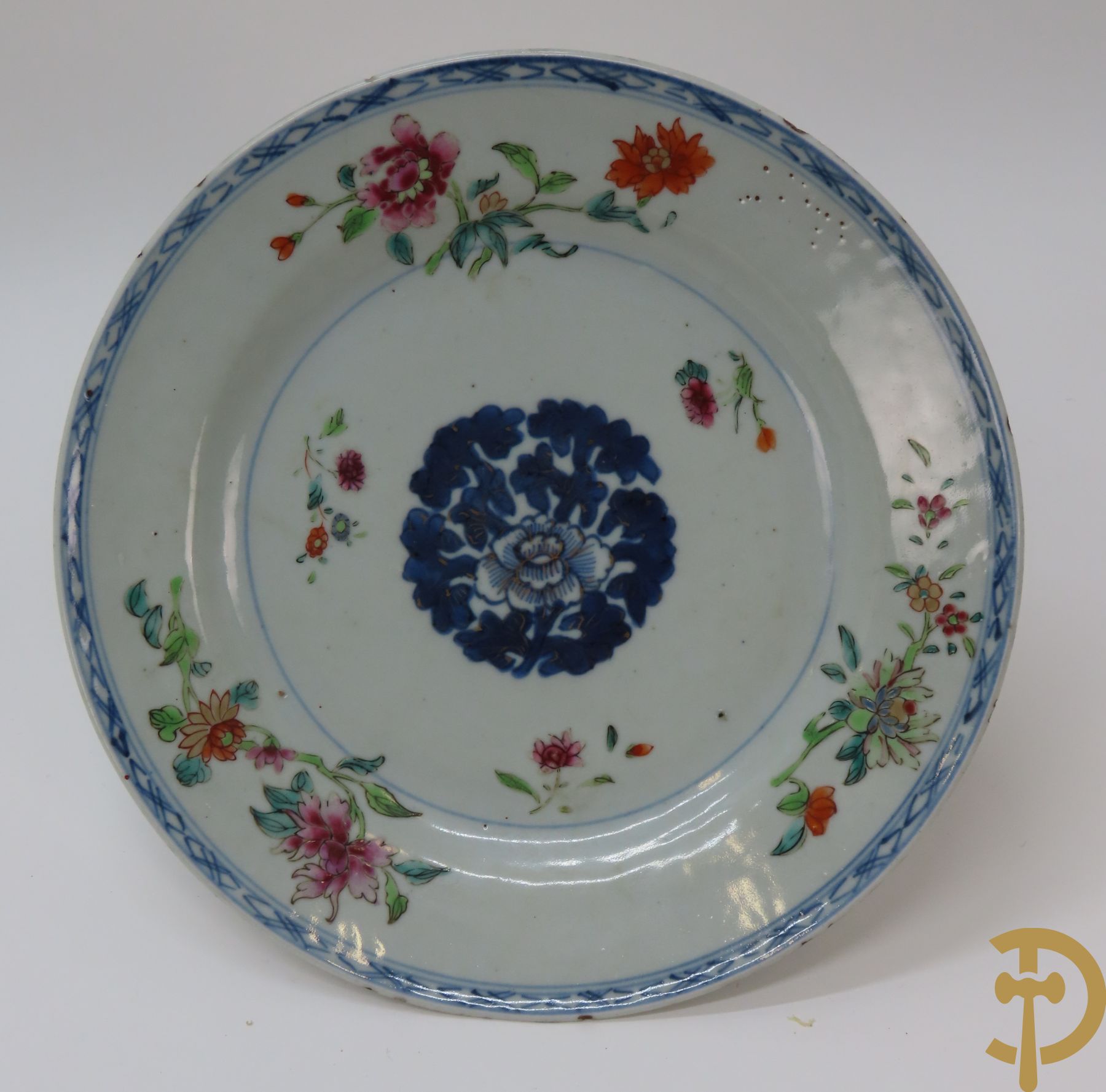 Acht Chinese porseleinen borden w.o. blauw/wit met bloemendecor, 2 blauw/witte borden, 2 Imari borden (1 met ster), 2 porseleinen borden met decor van bloemen in landschap en octagonaal bord