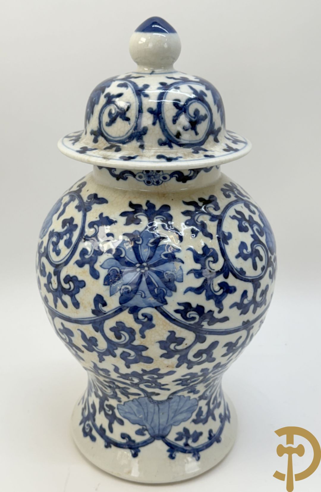 Paar Chinese dekselpotiches in blauw wit porselein met bloemendecor en accanthusranken