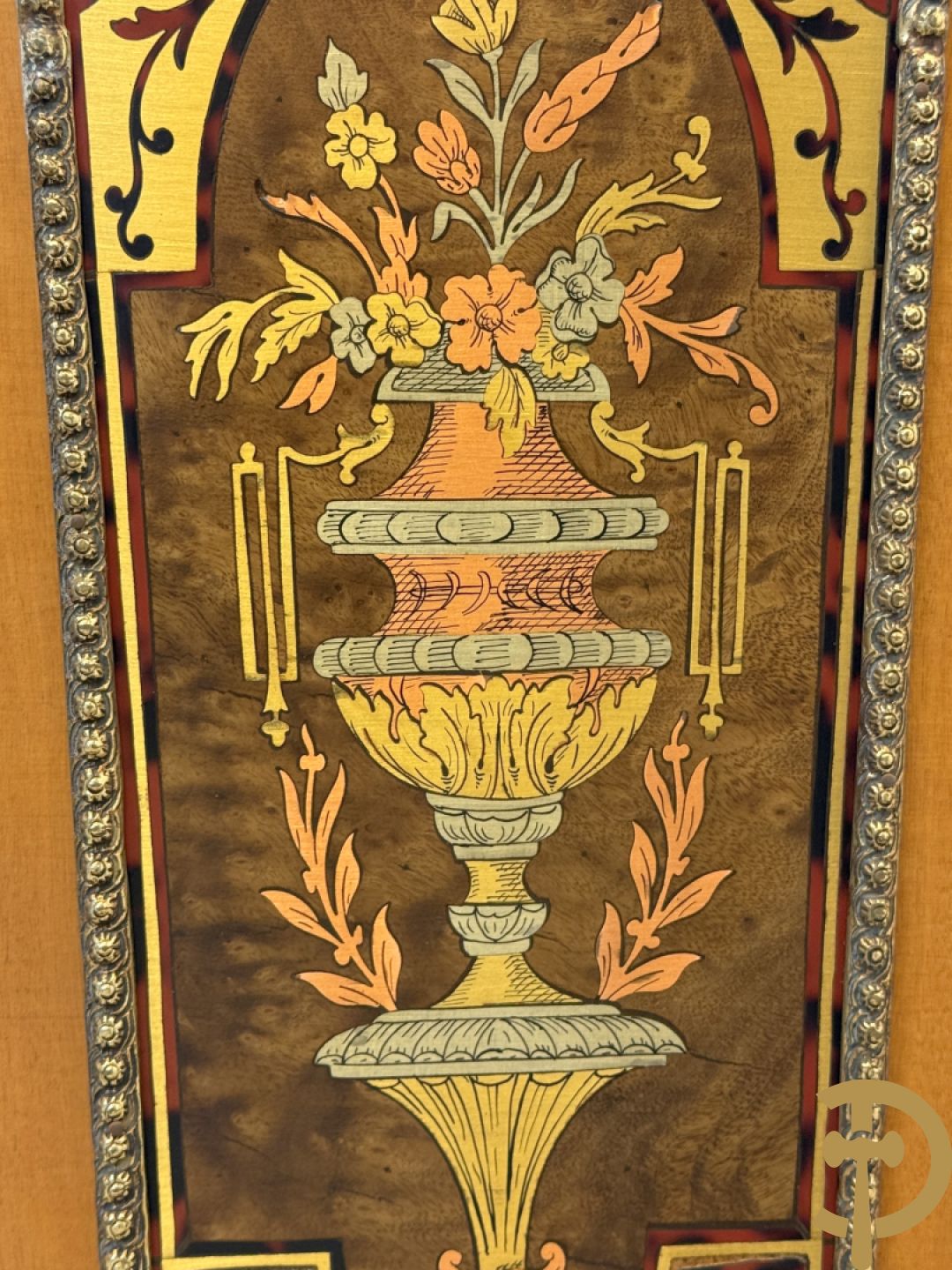 Italiaanse notelaren kartel met marqueterie en bronsbeslag, bovenaan bekroond met cupido - met bihhorende gemarqueteerde console met inleg van koper en schildpadimitatie, decor van amfoor en bronzen medusahoofd