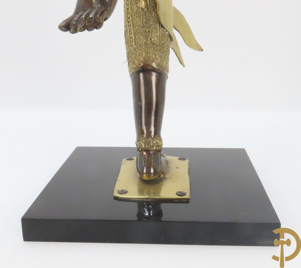 Twee staande koperen boedhistische figuren