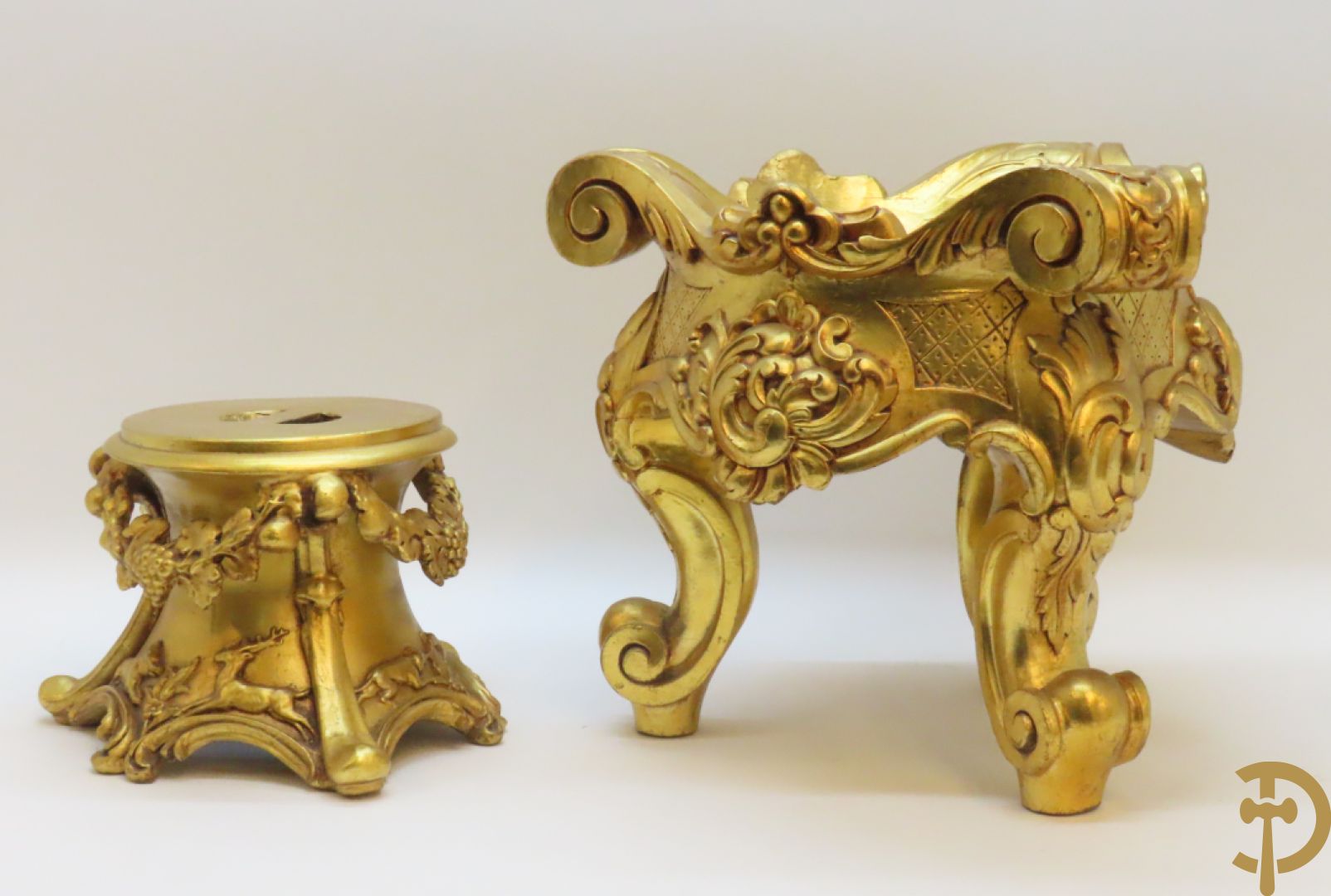 Twee vergulde sokkels met accanthusranken