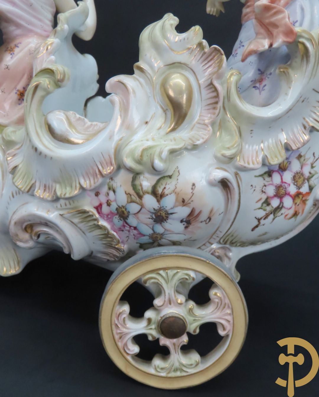 Meerkleurige porseleinen sierwagen slede met 3 dames voortgetrokken door 3 honden, onderaan gemerkt