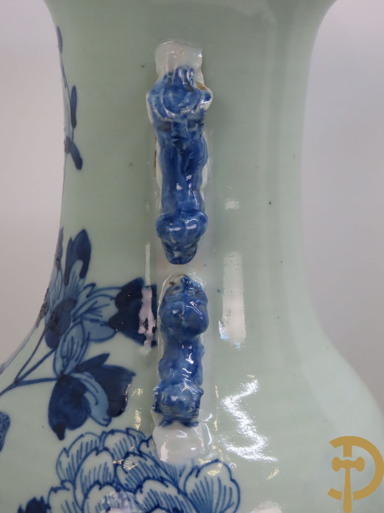 Paar Chinese blauw/wit porseleinen celadon vazen met fenix- en bloemendecor
