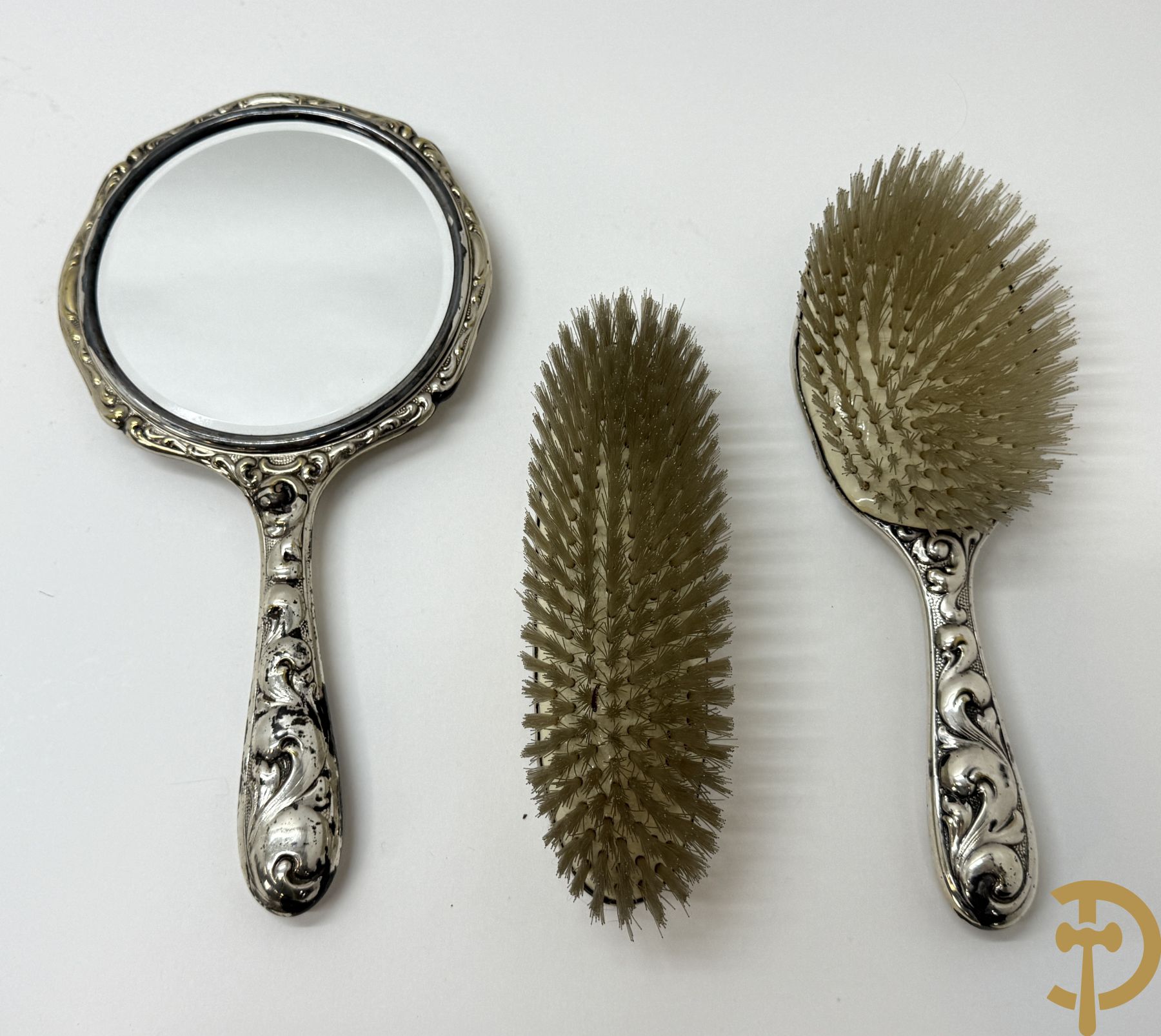 Notelaren box met bronzen ornamenten bezet + verzilverde opschikspiegel en borstelset met rocailles