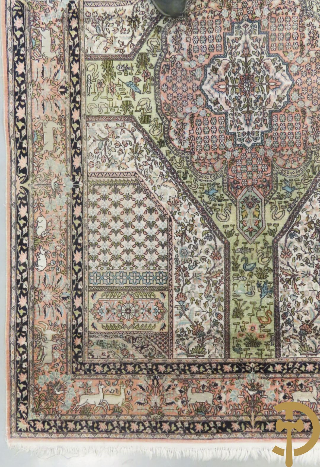 Oosters handgeknoopt zijden tapijt met bloemen- dierenmotieven