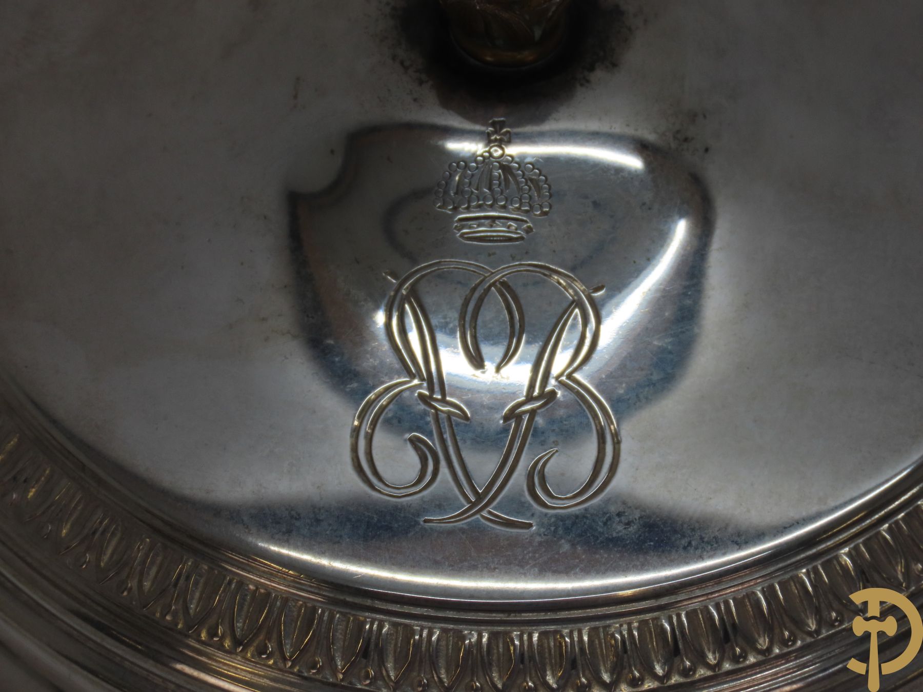 Massief zilveren bonbonnière met gekroonde initialen EVB (Elisabeth Van Beieren?)