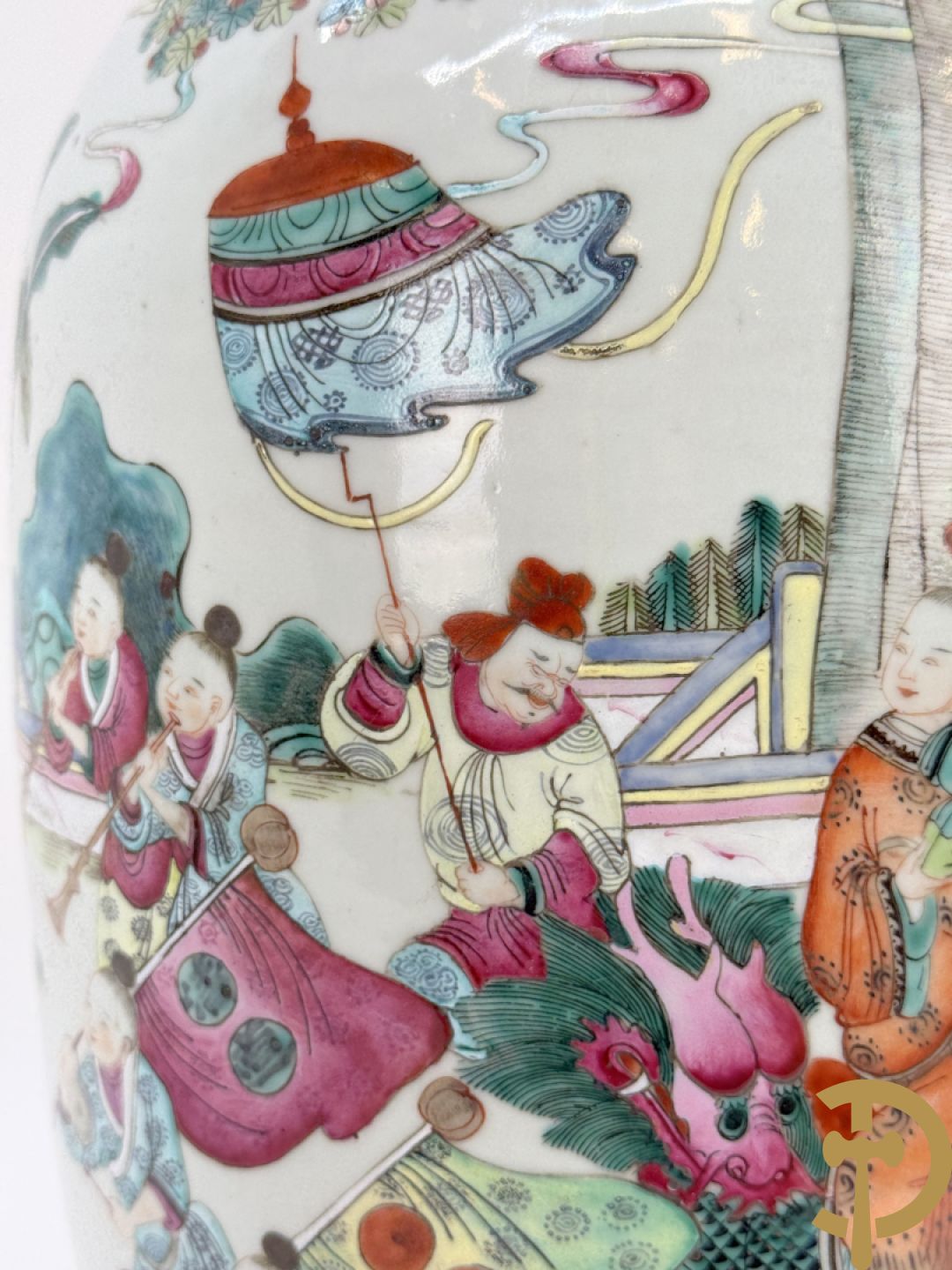 Chinese porseleinen vaas met dubbel decor van dieren, personages, dames en kinderen