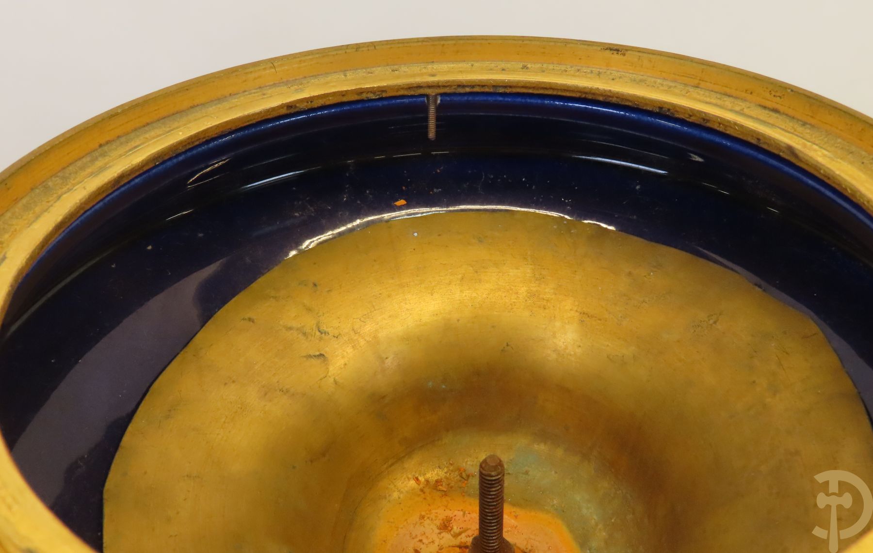 Grote porseleinen Sèvres vaas met dubbel decor van cavalerie, slagveldtaferelen en zicht op kasteel, DESPREZ H. getekend in het decor - bovenaan met verguld decor en zijdelings met bronzen oren en accanthusranken - deksel met Sèvres merkteken - op vierkante bronzen sokkel met klauwepoten