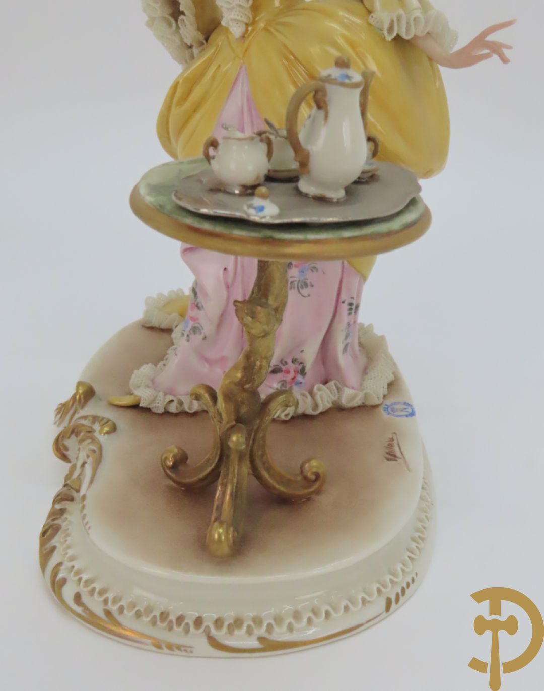 Drie porseleinen sierstukken 