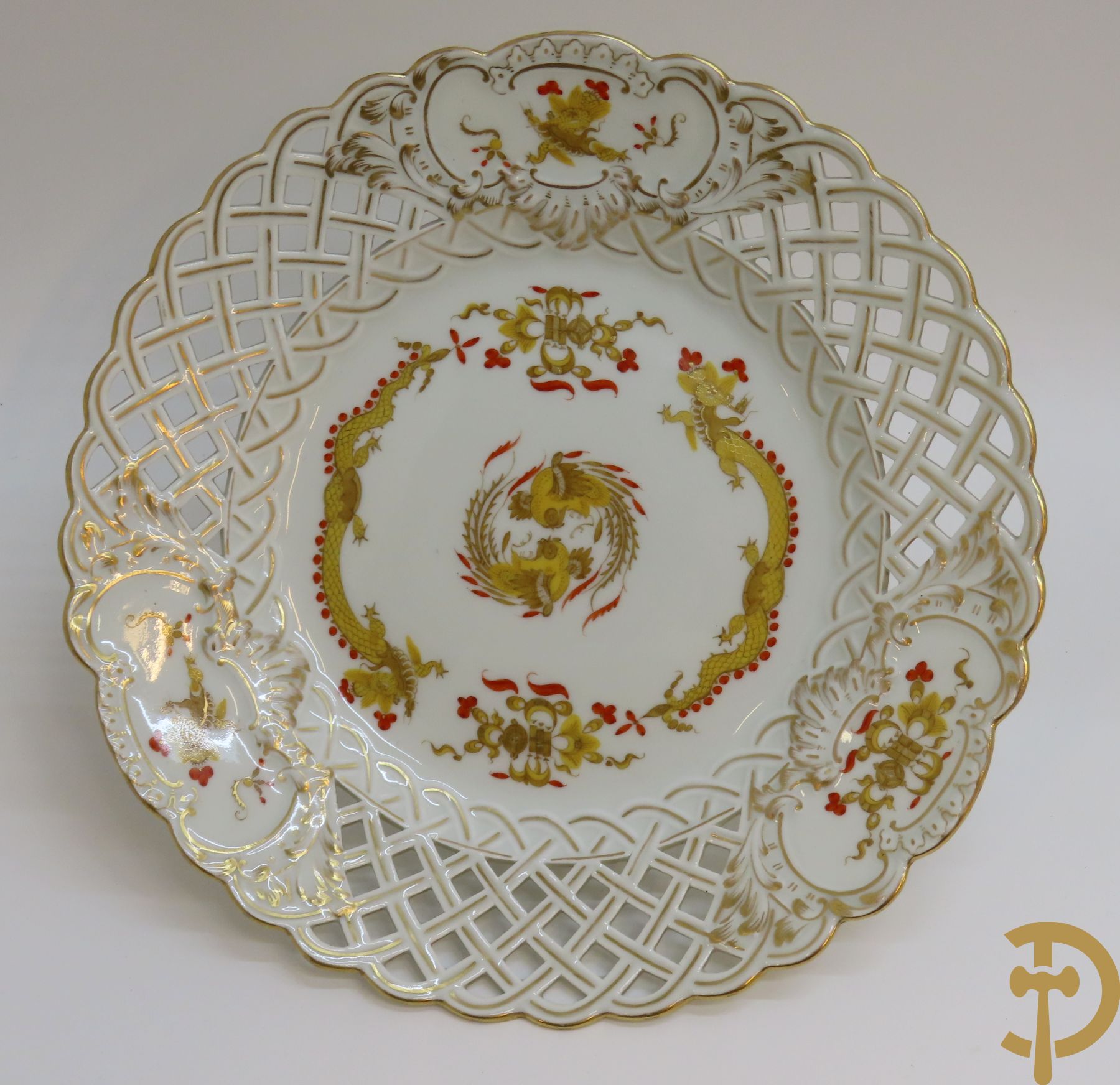 Zes porseleinen borden onder gemerkt met zwaarden / Meissen : 1 bord met stadstafereel, 1 verlucht bord met drakendecor, 1 bord met vogeldecor, 1 met bloemen en 2 met bloemendecor omgeven door vergulde rand