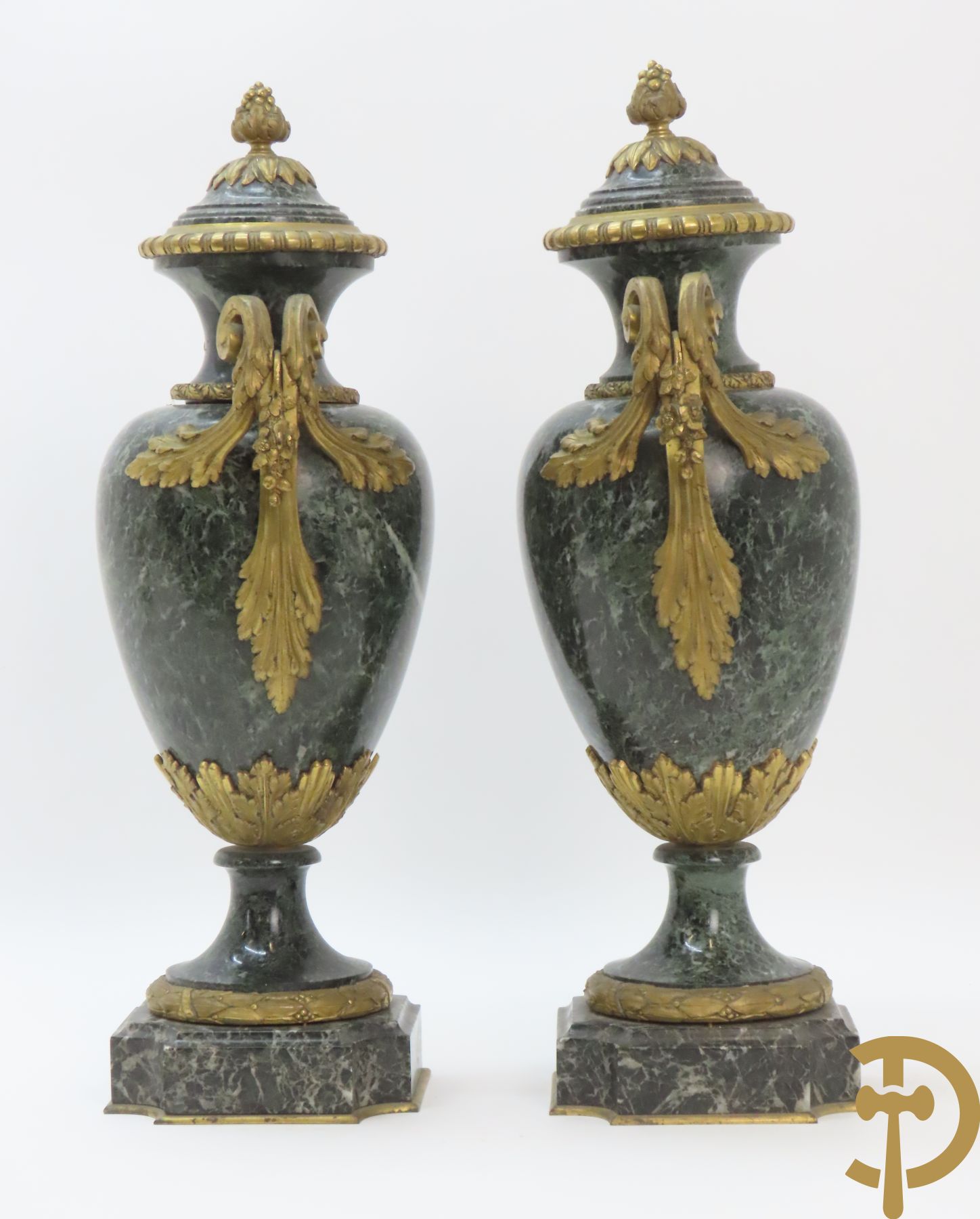 Paar marmeren cassolettes met los deksel, zijdelings bezet met accanthusranken en bloemen