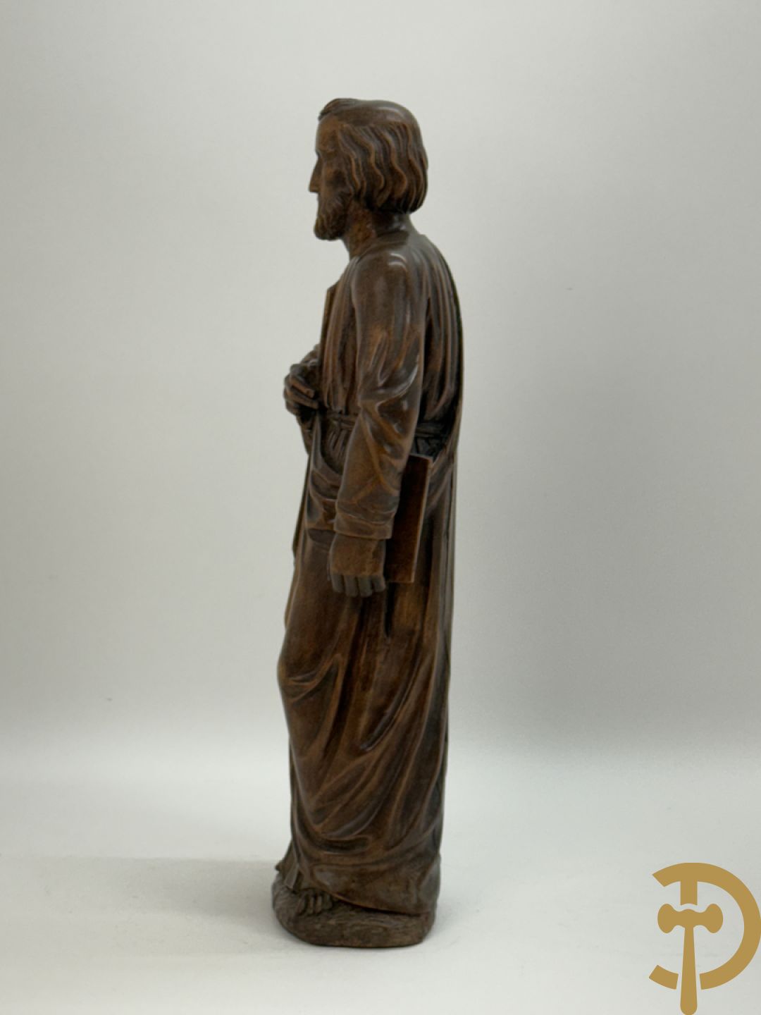 Houtsculptuur van evangelist met boek in de hand